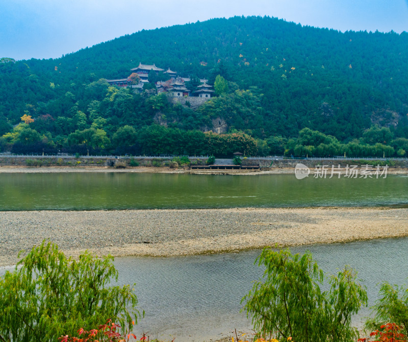 河南洛阳龙门石窟景区伊河对岸的古寺香山寺