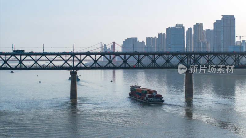 城市江面上的货船与沿岸高楼景观