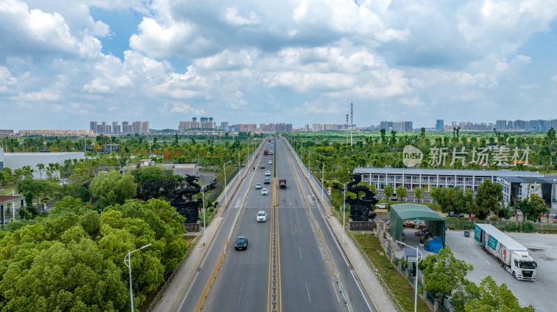 城市中河流上的大桥及周边风光