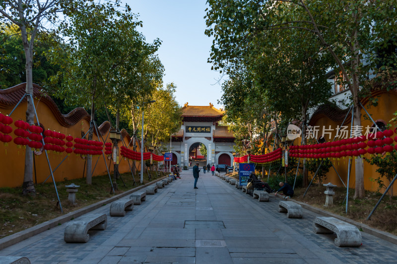 福州古色古香的开元寺庙门前小道