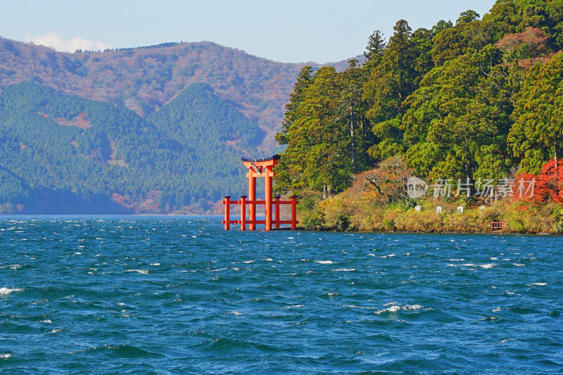 日本箱根，芦之湖与水上鸟居