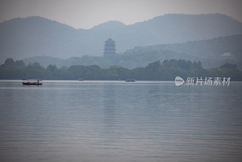 雾色中的西湖山水雷峰塔景观