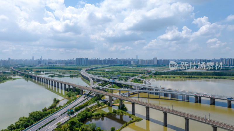 武汉城市中跨河桥梁与周边环境的航拍景象