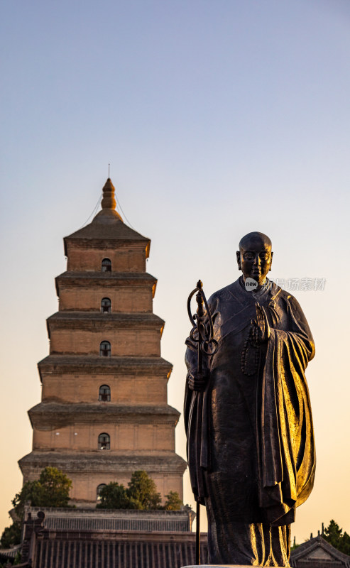 清晨的西安大雁塔大雁塔南广场玄奘雕塑景观