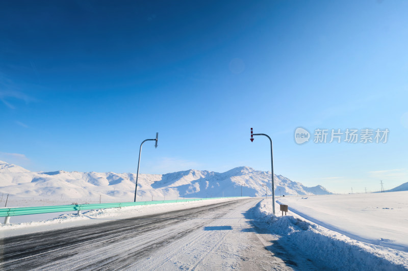 雪山下的积雪公路