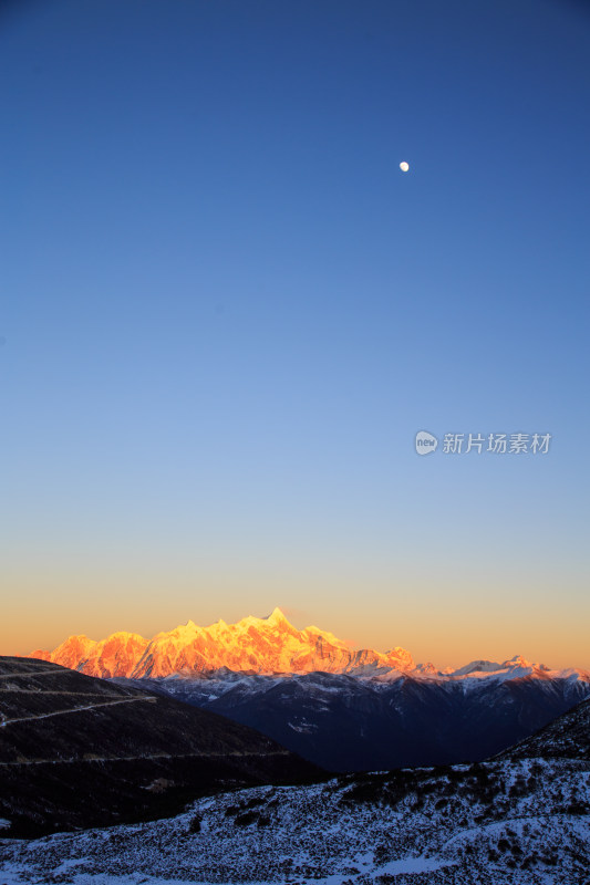 西藏林芝雪景南迦巴瓦峰日照金山雪山夕阳