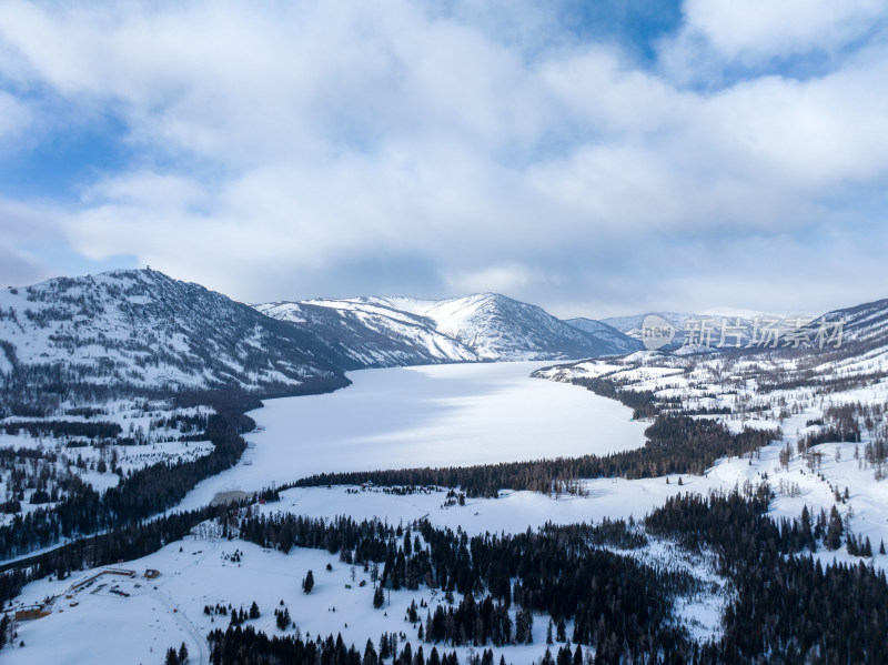 新疆喀纳斯雪景神仙湾冰河晨雾雪山森林雾凇