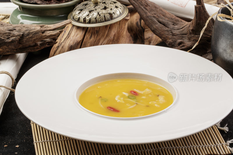 白鹅瓷盘装的枸杞蟹黄浓汤