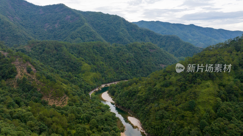 河流穿过山谷 唯美自然风景航拍