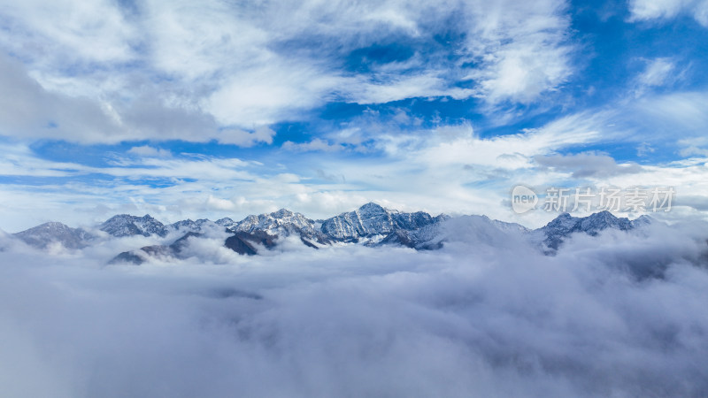 阿坝州远处连绵的雪山