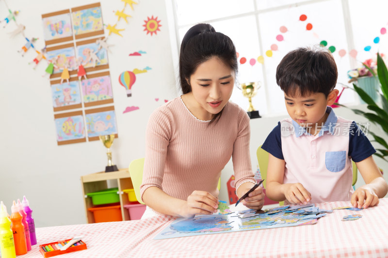 幼儿园老师和小朋友