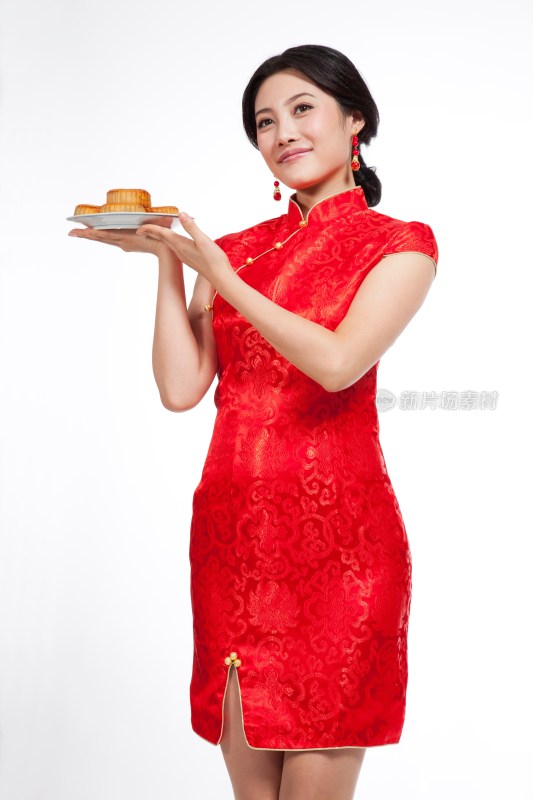 棚拍身穿中国传统服装的年轻女人端月饼