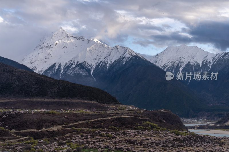 西藏林芝索松村南迦巴瓦峰雪山云海之巅