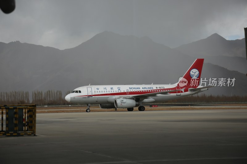 西藏拉萨机场民航飞机