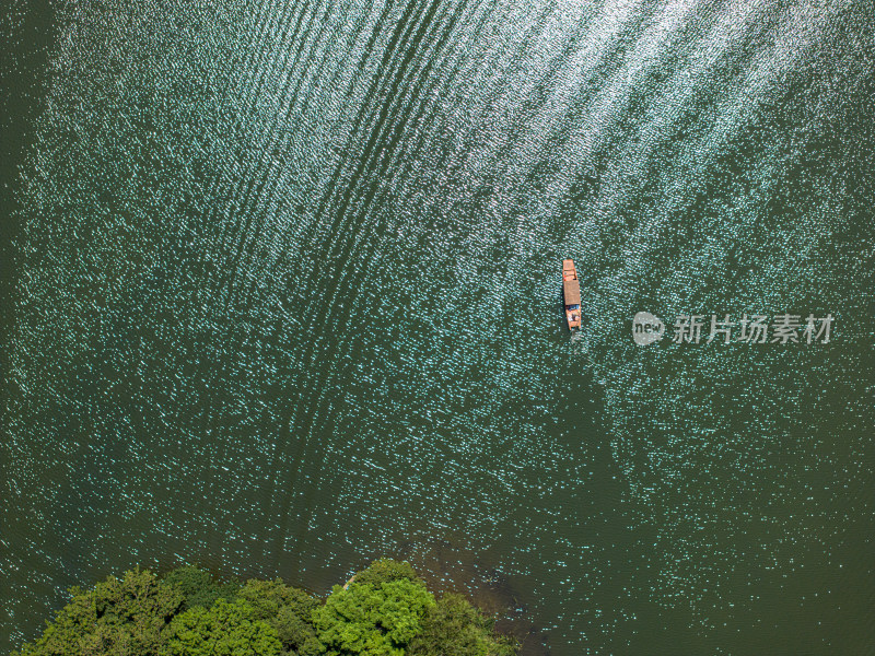 杭州茅家埠湖上船只的高角度视图