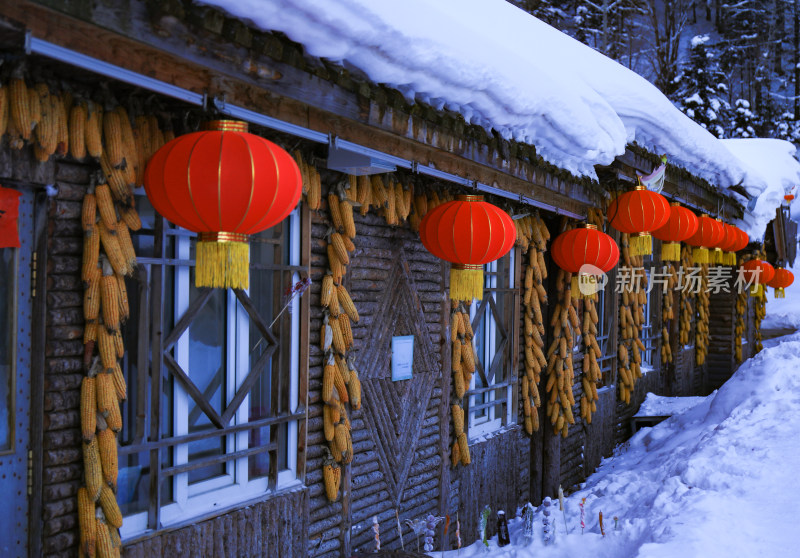 冬天大雪新年挂灯笼村庄