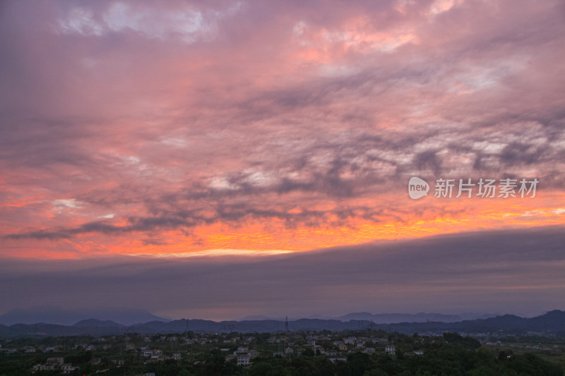 日落余晖下的山峦田野