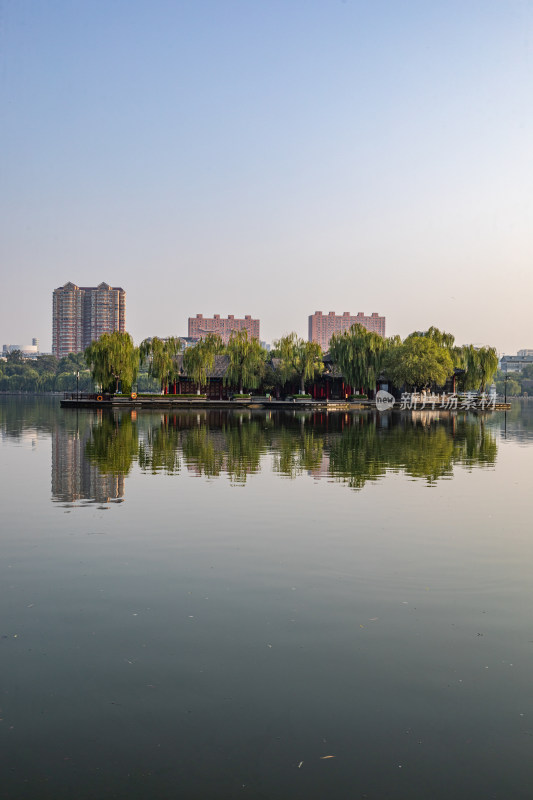 山东济南大明湖风景区自然景观与城市风光