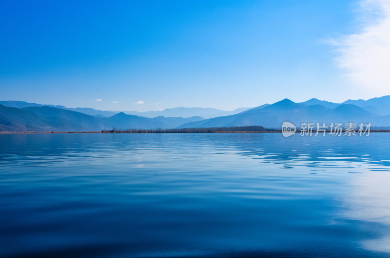 云南丽江泸沽湖山湖蓝天白云自然风光