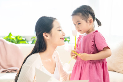 女儿送妈妈礼物