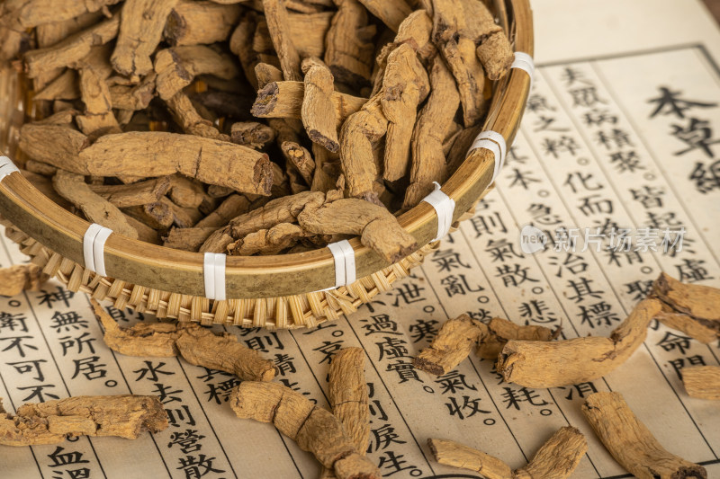 桌面上竹编篮子里装着晾晒后的巴戟天中药材