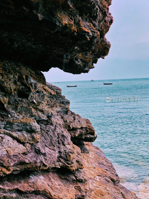 大连金石滩风景区海边礁石与平静海面景观