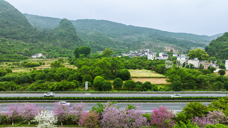 春天穿过喀斯特群山间的高速公路