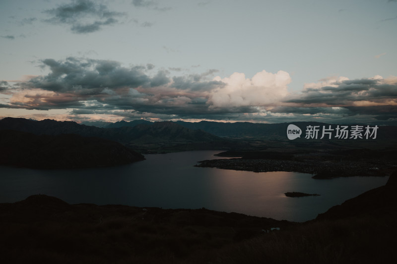 新西兰山顶远眺湖景 最高峰