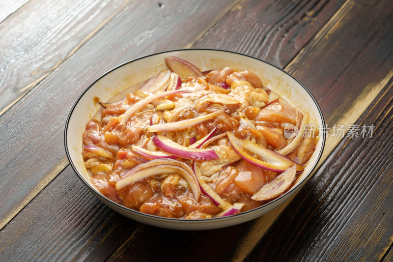 腌制中的鸡腿肉串原料