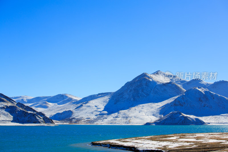 中国西藏羊卓雍措湖羊湖冬季雪景