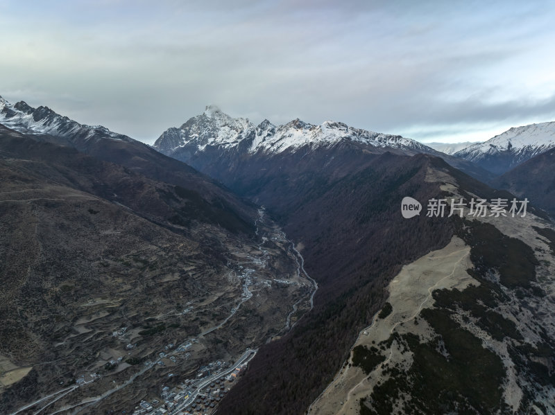 四川阿坝州猫鼻梁四姑娘山日照金山高空航拍