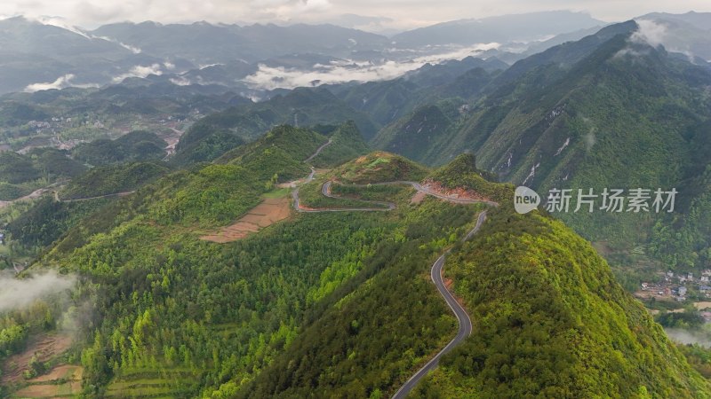 重庆酉阳：雾漫缭绕美青山