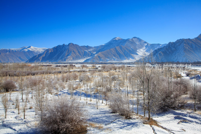 中国西藏冬季拉萨河雪景