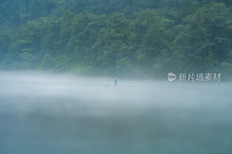 湖南郴州小东江晨雾小船薄雾笼罩下宁静之美