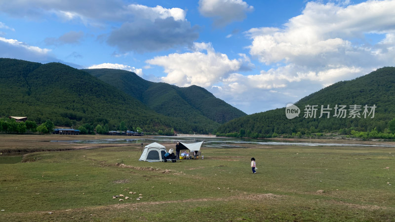 户外草地山林间的露营场景