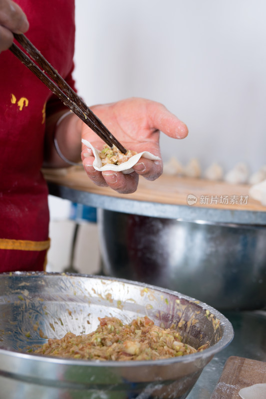 正在进行包饺子