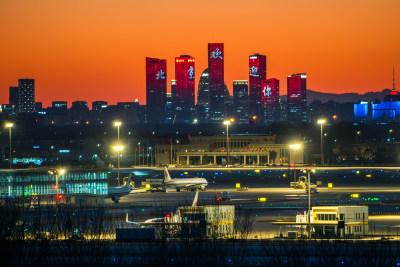 北京国际机场夜景下的城市灯光秀