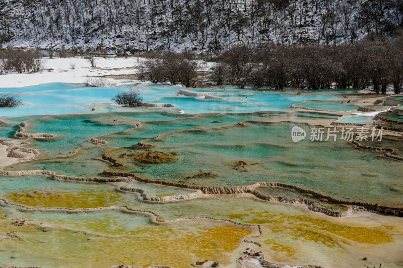 黄龙五彩池蓝绿色钙化池景观