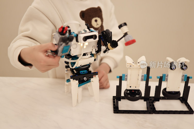 一个正在玩乐高编程机器人的中国小男孩