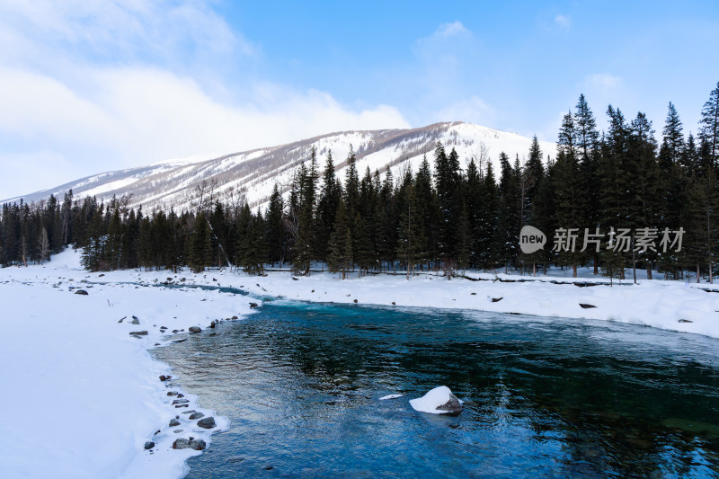 新疆喀纳斯雪景神仙湾冰河晨雾雪山森林雾凇