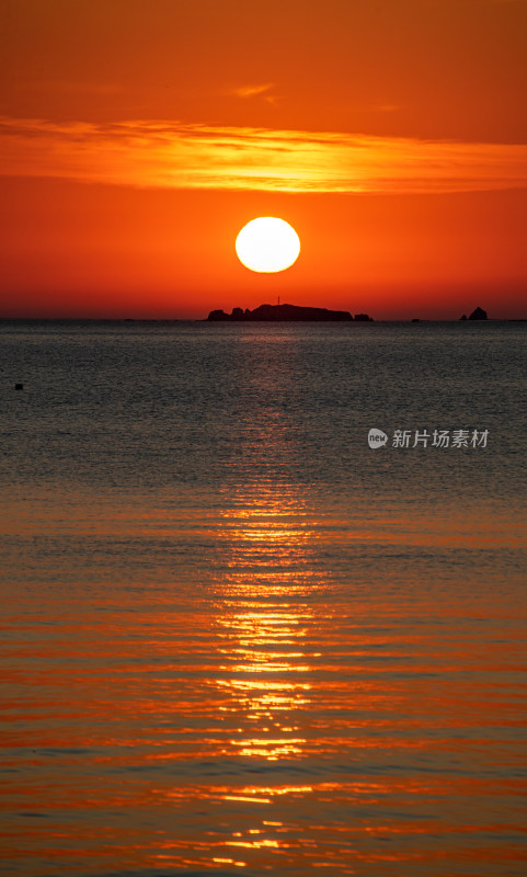 山东烟台第一海上浴场栈桥海上日出景观