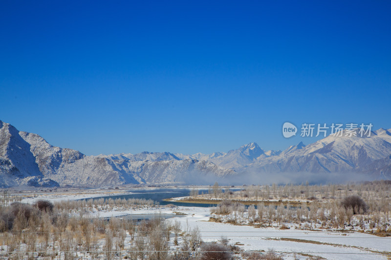 中国西藏冬季拉萨河雪景及拉萨河大桥