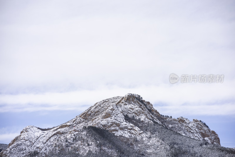 冬天雪后积雪皑皑的山峰