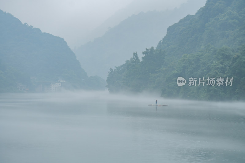 湖南郴州小东江晨雾小船薄雾笼罩下宁静之美