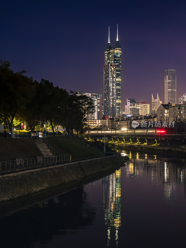 高铁在深圳城市天际线的夜景中行驶