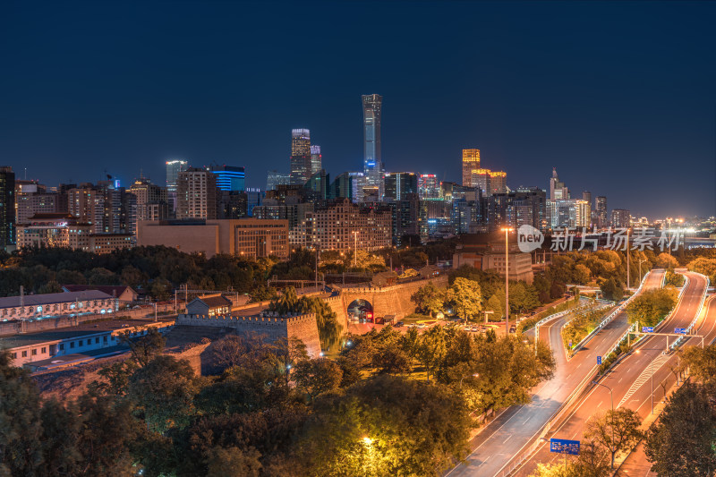 北京夜幕下城市夜景全景明城墙遗址公园