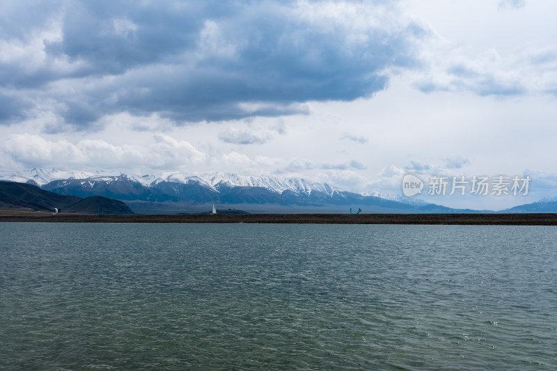 新疆赛里木湖蓝天白云雪山湖泊绝美风光