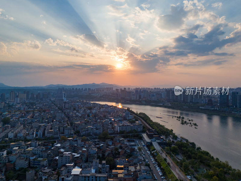 陕西安康夕阳晚霞丁达尔光