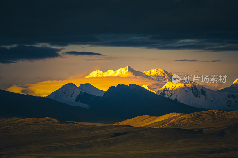 落日下的干城章嘉金山