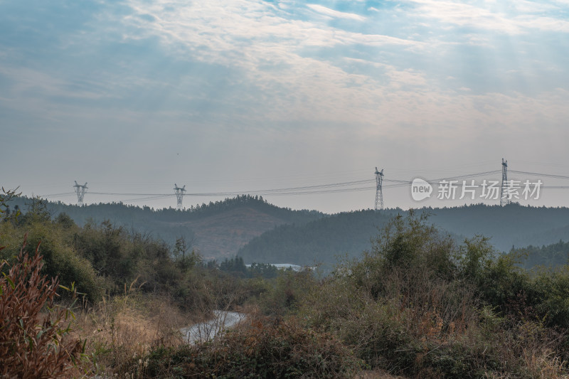 山林间的高压输电线路远景